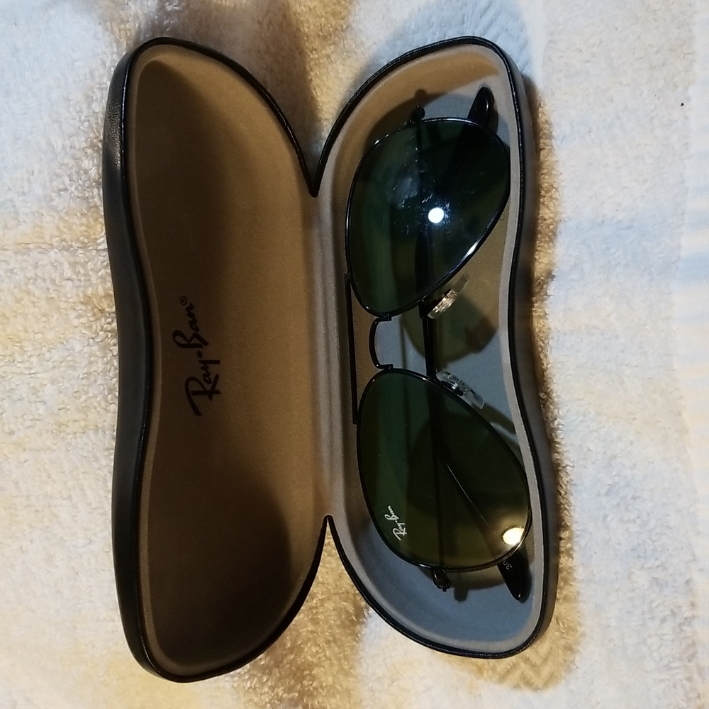 Ray-ban RB3025 aviator sunglasses.